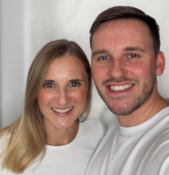 Kira und Jonas als Foto, 2 Yogalehrer